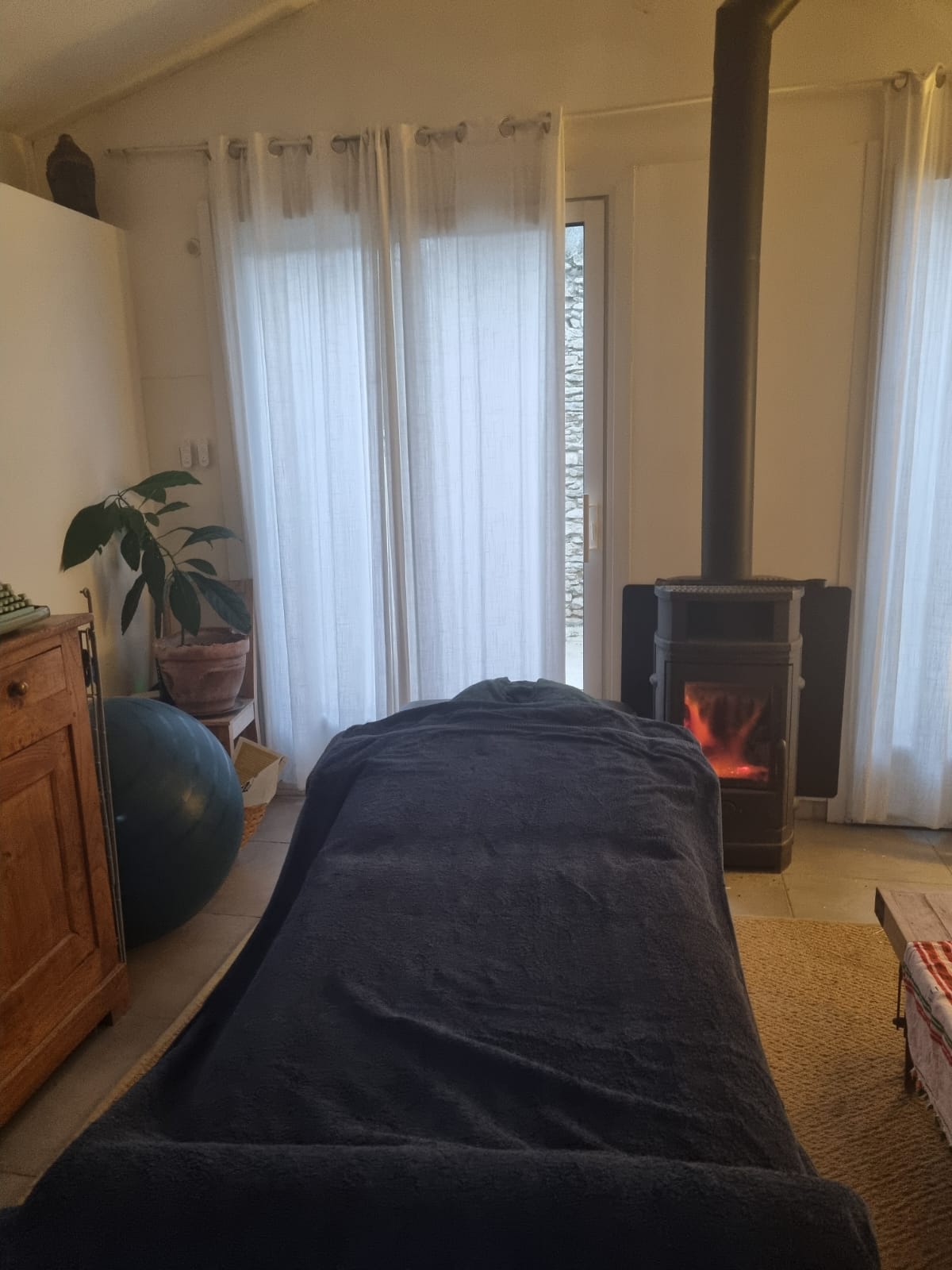 Massage à domicile à côté de la cheminée 